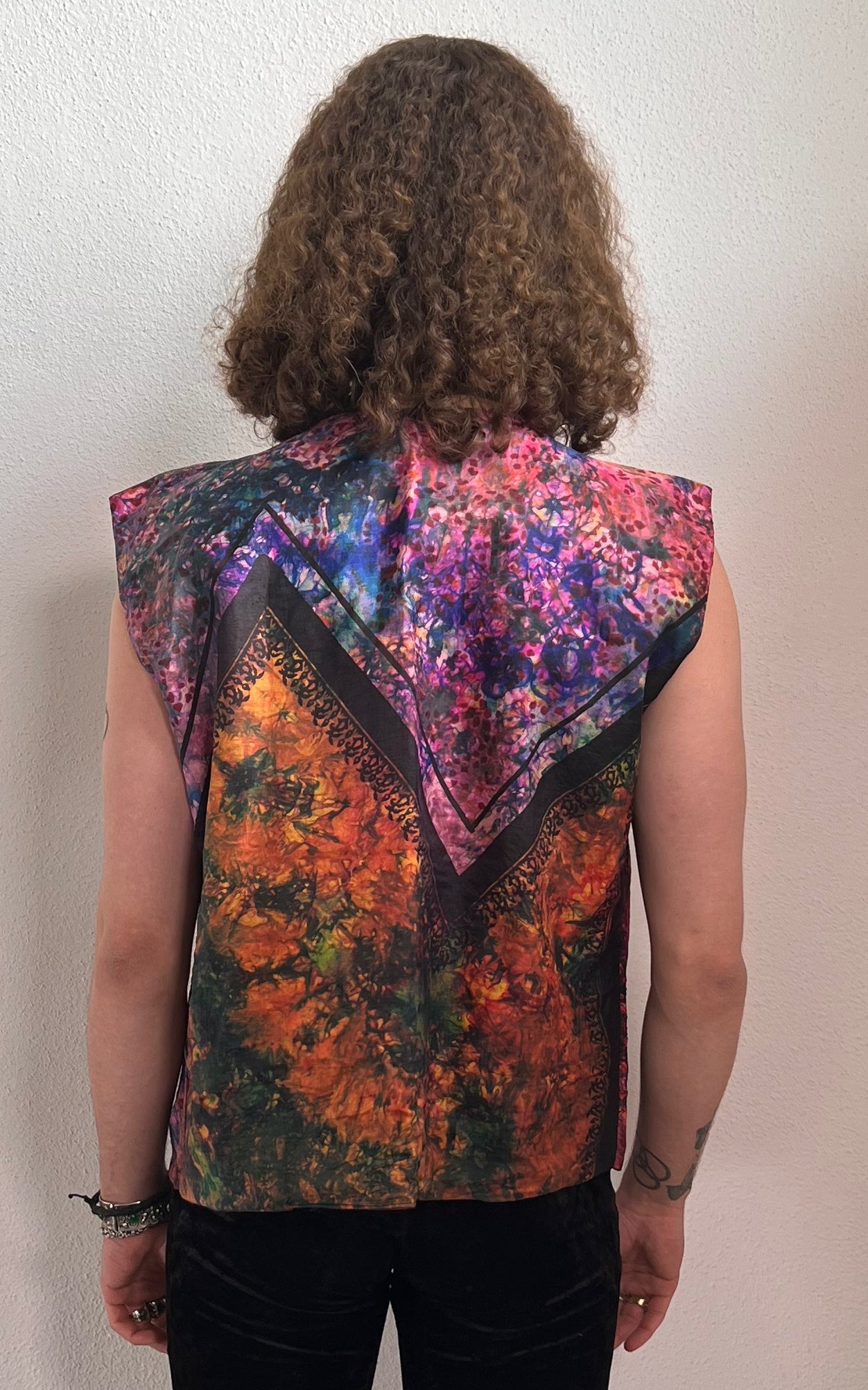 Gilet vintage da uomo in seta tye-dye anni '70