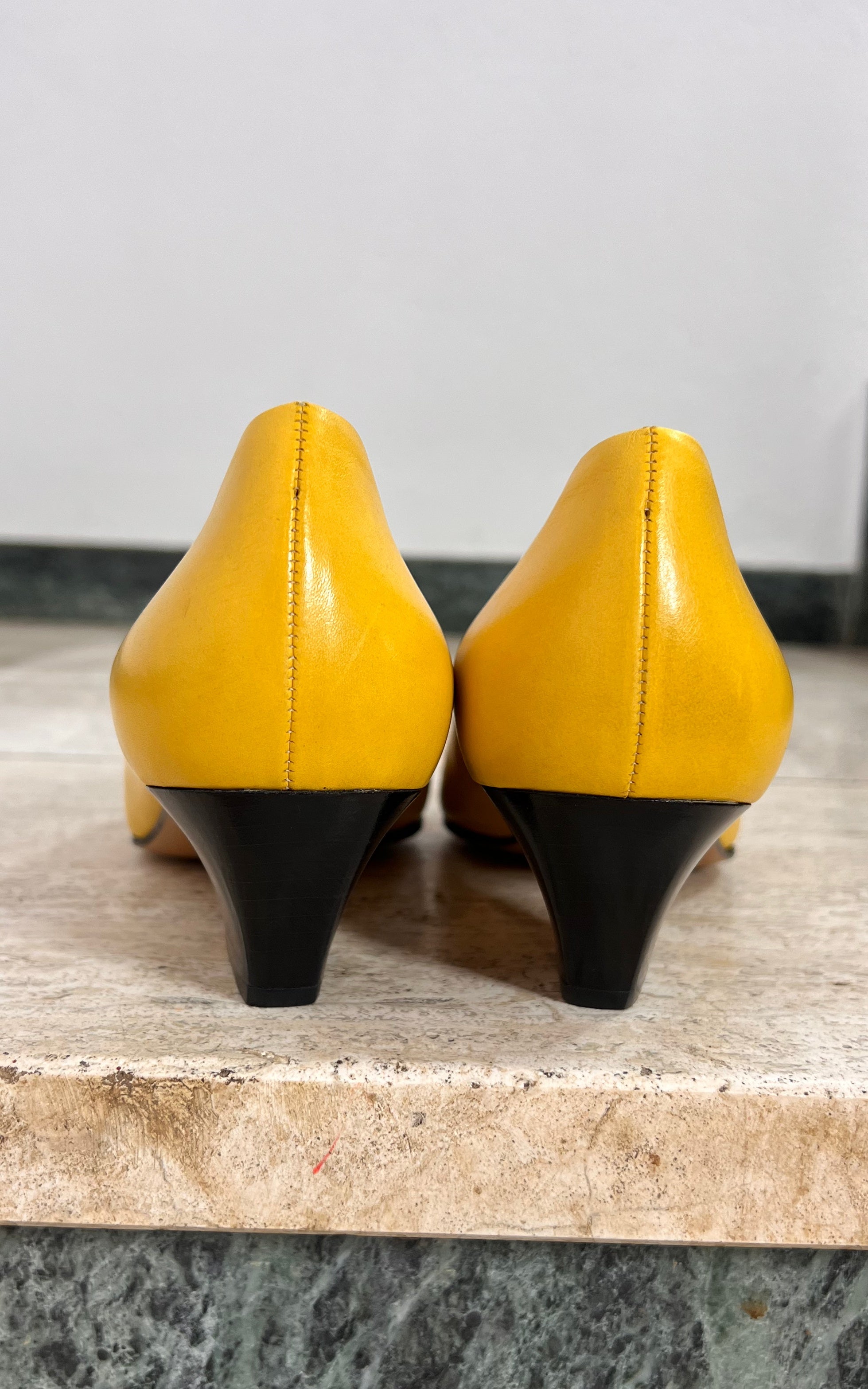 Vintage Elegance Paris Pumps 40
